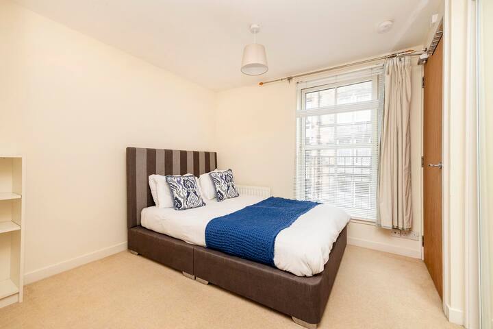 Free parking SpaciousMeadow Duplex for the Fringe gallery image 4