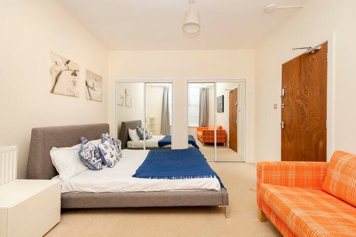 Free parking SpaciousMeadow Duplex for the Fringe gallery image 2