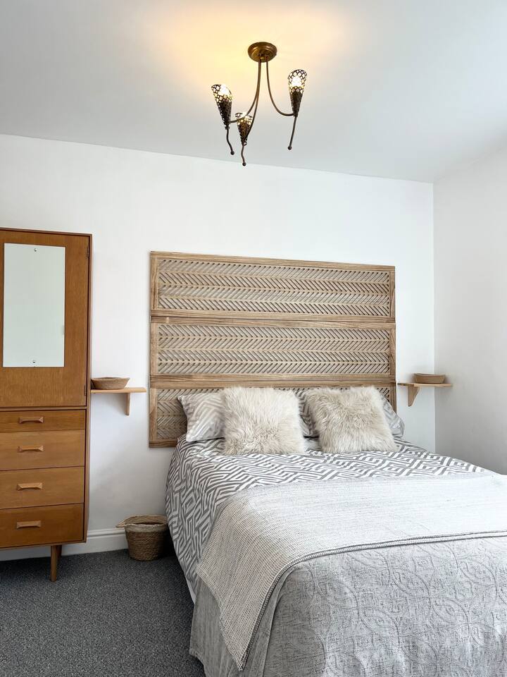 Bedroom no.2
The elegantly decorated neutral second bedroom creates this calm and inviting place of rest.
This bedroom has a TV and double bed with a pocket sprung and memory foam combined mattress.
It also features anti-allergy bedding.