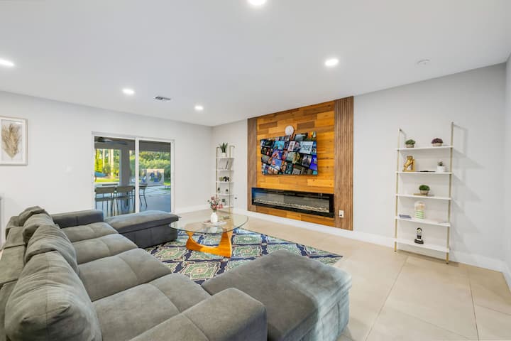 Amplia sala de estar perfecta para reunirse, relajarse y crear recuerdos juntos en un entorno elegante y cómodo.