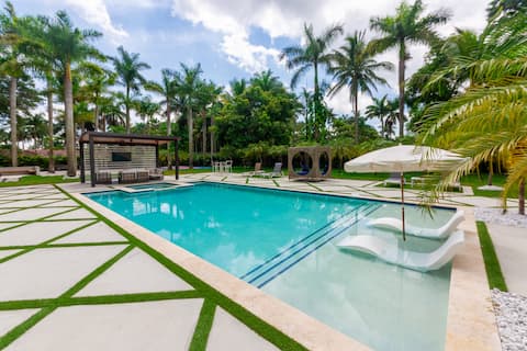 Moroccan Style Villa with Resort Pool & Cabana
