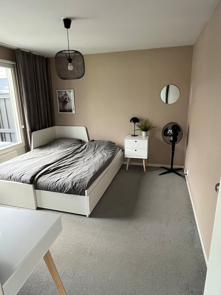 Спалня до кухнята на горния етаж. Има разтегателно легло, което става с ширина 160 см. 