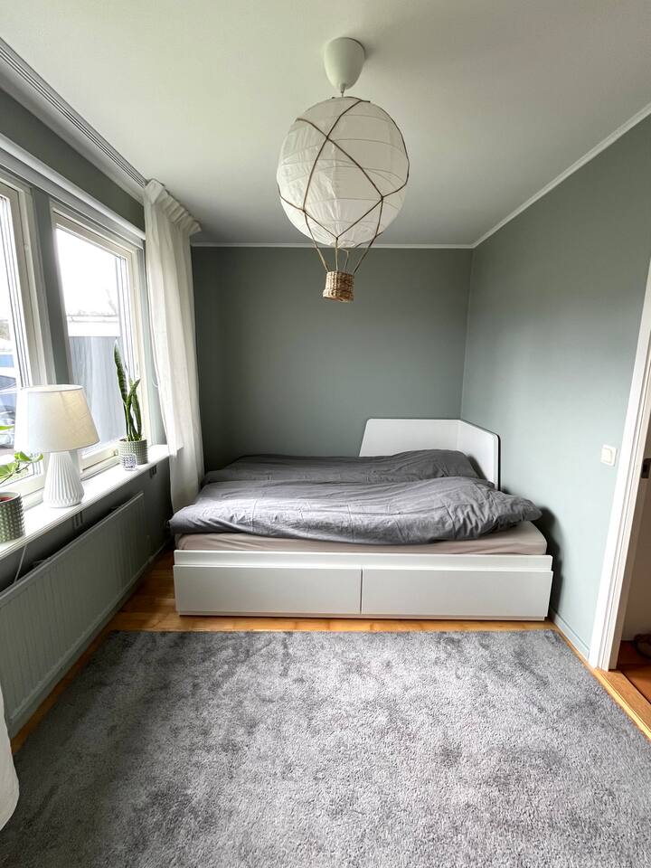 Спалня на долния етаж с разтегателно легло. Легло с ширина 160 см, ако го издърпате.