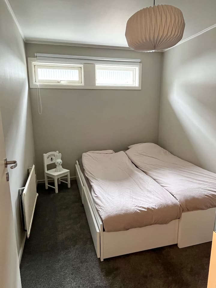 Спалня на долния етаж с легло на колелца, 160 см.