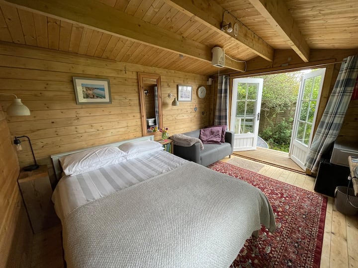 En-suite Rural Log Cabin - Porthcurno Beach
