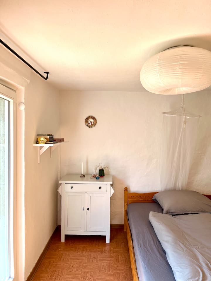  最小的卧室有一面漂亮的半木墙，可直接进入露台和花园。 