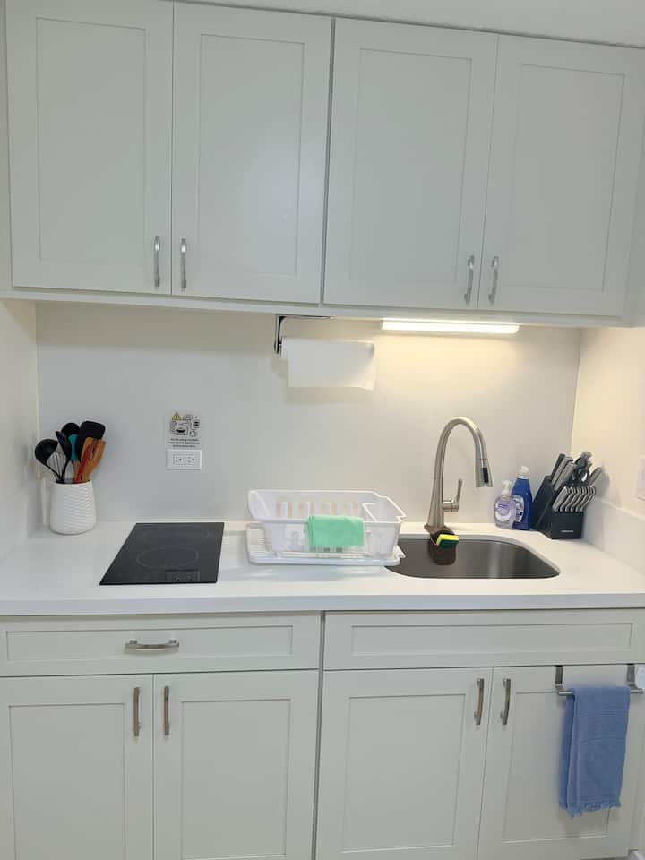 9b Waikiki Studio | Steps To Beach | Ocean View - Honolulu, HI