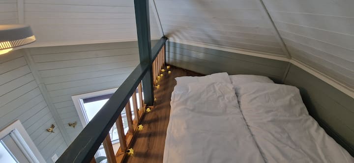 Boven op de loft is een dubbel vloermatras. 