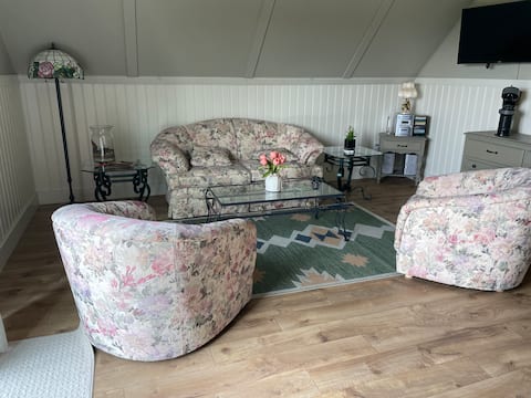 Quiet private master suite / loft with views