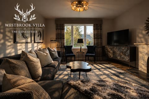 Westbrook: 6-Bedroom Luxury Villa with Hot Tub