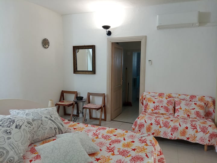 sofá pequeño en la habitación
