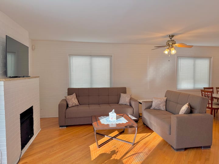 Cozy Home | 20 Min From O’hare | Free Parking - Chicago, IL