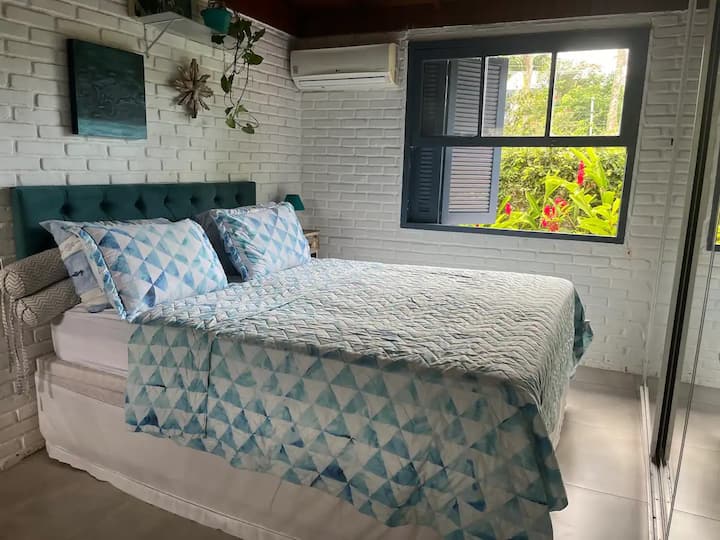 Cette chambre dispose d'une salle de bain intégrée séparée par du verre incolore avec vue sur la salle de bain complète 2