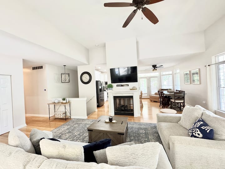 ეს არის საცხოვრებელი სივრცე მთავარ დონეზე. შესასვლელი წინა კარის ან გარაჟის შესასვლელის გავლითაა დერეფნის გვერდით. აქვეა დივანი, დიდი სავარძელი, ბუხარი, ტელევიზორი და სამზარეულოსკენ გასასვლელი. ასევე, 2 შესასვლელი დახურულ ვერანდაზე. 