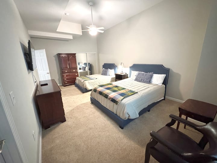 დიდი საძინებელი აბაზანა‑ტუალეტით და 152‑179 სმ‑იანი საწოლით. ქვედა სართულზე მდებარე აბაზანა‑ტუალეტზე წვდომა დერეფლიდანაა. ასევე, იქნება შესაძლებელი ქვედა სართულზე მდებარე საცხოვრებელი სივრცის გამოყენება და იქიდან გასვლა. 