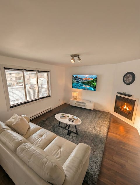 Top performing Airbnb: Modern 1BR w/ Large Bath | Free Parking | Near YUL in Chomedey
