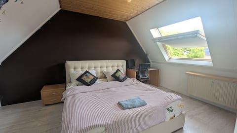 Very cosy bedroom with nice garden with small lake
