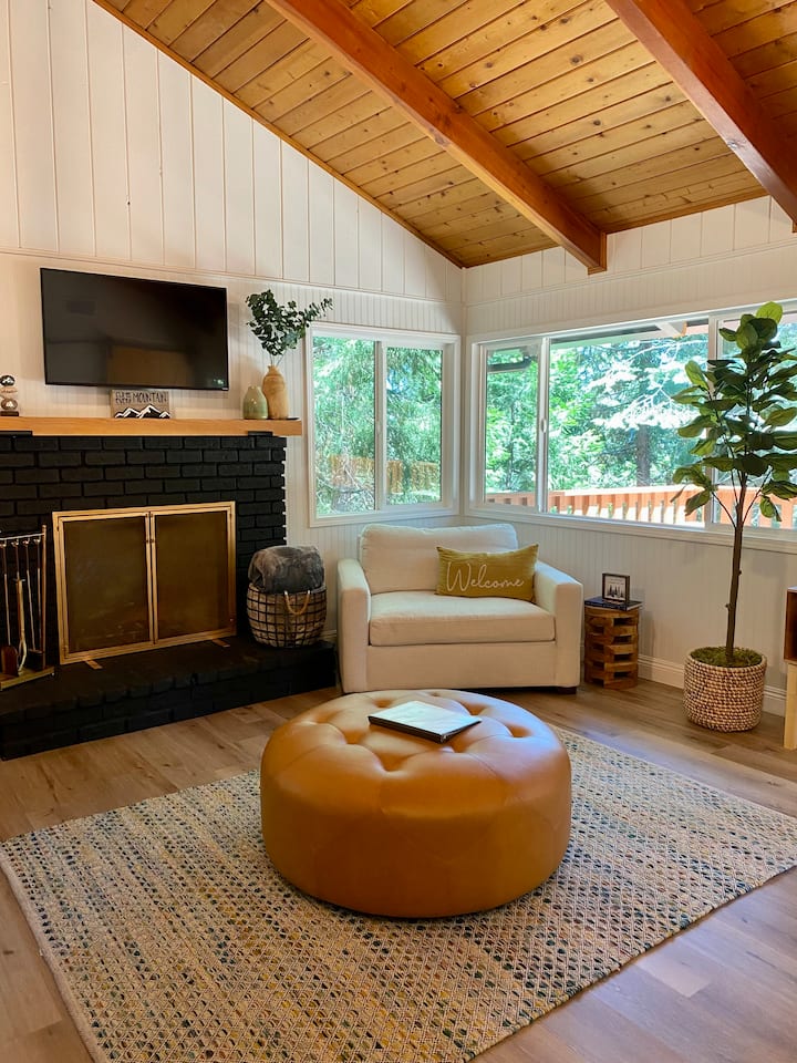 Cozy Mountain Cabin With Fireplaces & Forest Views - San Bernardino, CA