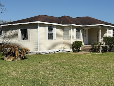 Cute and Spacious Modern Home for Large Groups