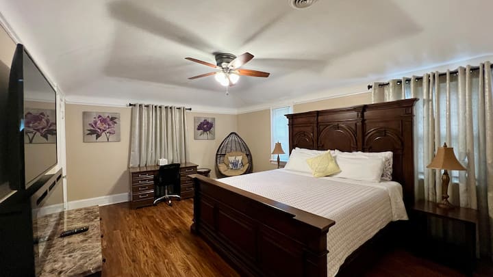 ห้องนอนใหญ่: 
- เตียงคิงไซส์
- โต๊ะข้างเตียง 2 ตัวโคมไฟตั้งโต๊ะ 2 ดวง
- เตียงคู่ขนาด 75 ”x38”
- โต๊ะและเก้าอี้
- เก้าอี้ไข่
- ทีวีจอแบน 4K
- โต๊ะวางทีวี
- เตาผิงไฟฟ้า
- พัดลมเพดาน

ผ้าคลุมเตียงอาจแตกต่างกัน