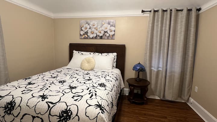 - เตียงควีนไซส์
- เตียงคู่ขนาด 75 ”x38”
- โต๊ะข้างเตียง 2 ตัว
- โคมไฟตั้งโต๊ะ

 ผ้าคลุมเตียงอาจแตกต่างกัน
