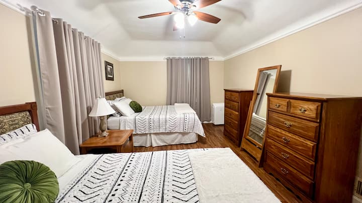 - เตียงควีนไซส์ 2 หลัง
- โต๊ะข้างเตียงโคมไฟตั้งโต๊ะ
- หีบจับฉลาก 5 ใบ 2 ใบ
- กระจก
- เครื่องปรับอากาศแบบพกพาเพิ่มเติม

ผ้าคลุมเตียงอาจแตกต่างกัน