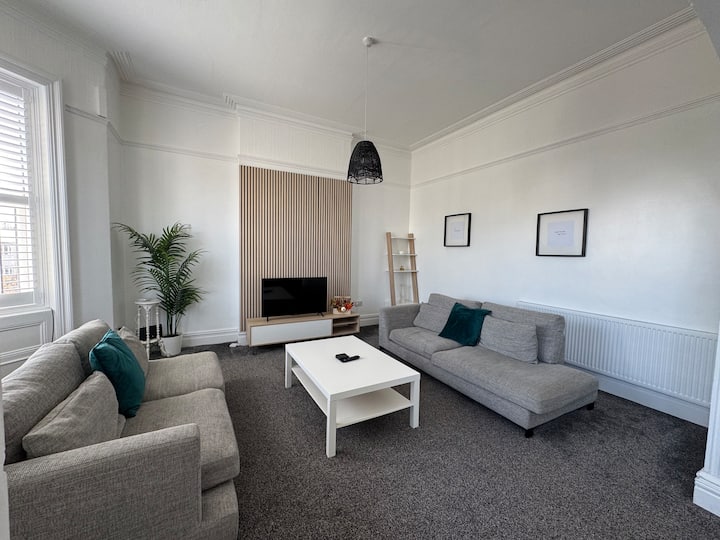 Spacious, Victorian 2 Bedroom, Birkdale Apartment - Southport