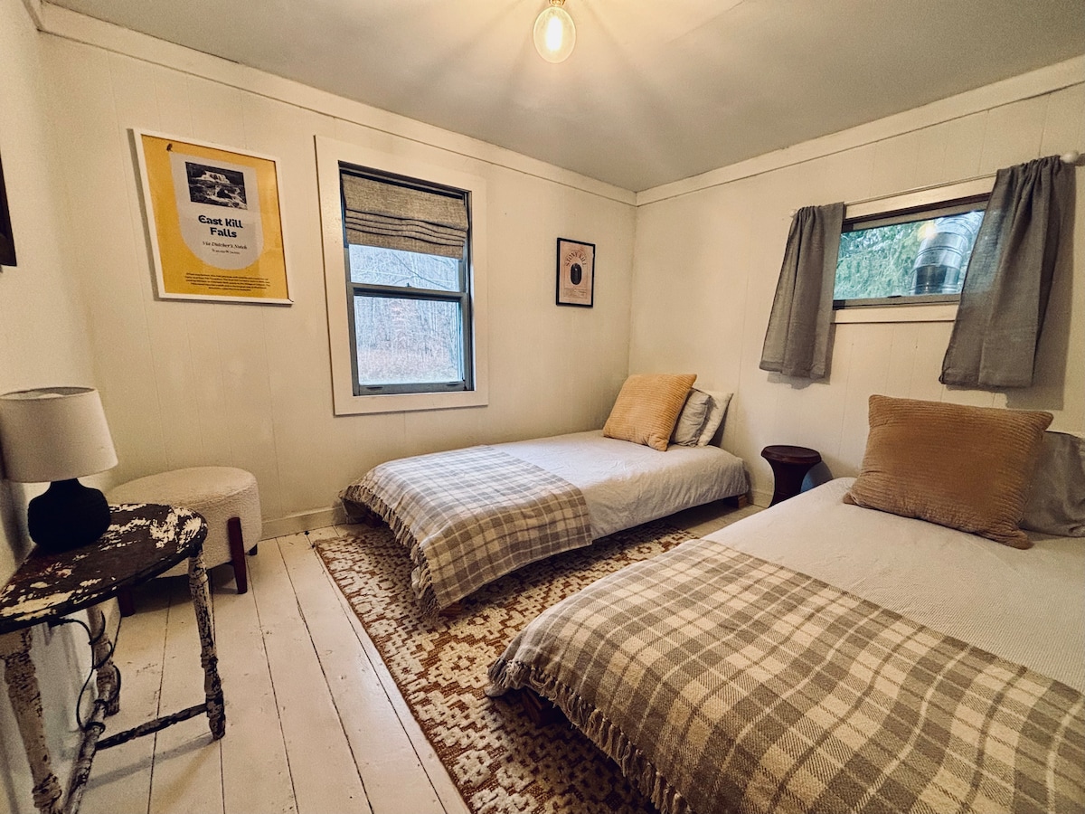 3号卧室：两张单人床+复古装饰。