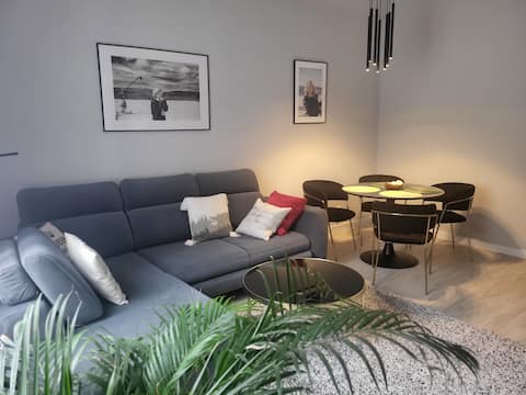 Popular Airbnb listing: Art Deco flat, 10 min to Rynek | Monroe prints in Krowodrza