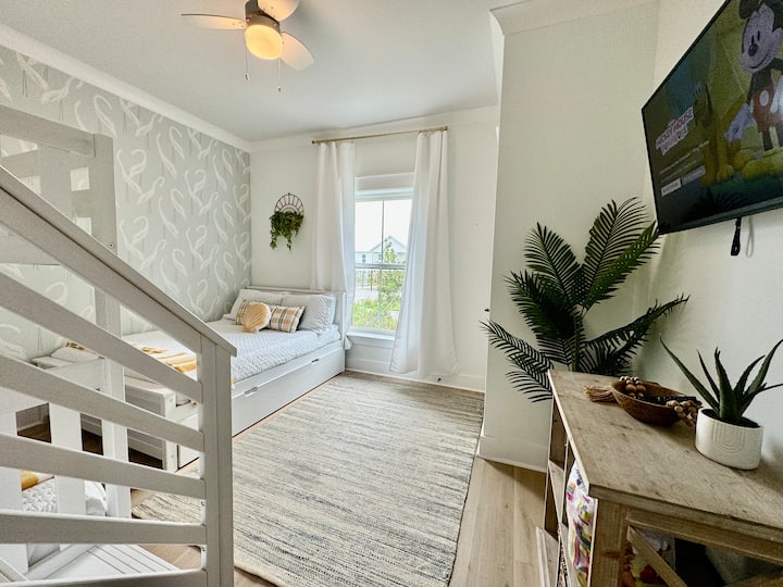 ¡Esta habitación de literas diseñada profesionalmente tiene un ambiente tropical divertido que los niños y los adultos disfrutarán! ¡El papel tapiz de garzas mod personalizado, una litera doble, una cama matrimonial, una cama nido doble y una televisión inteligente son fantásticamente perfectos para algunos adultos o niños! 