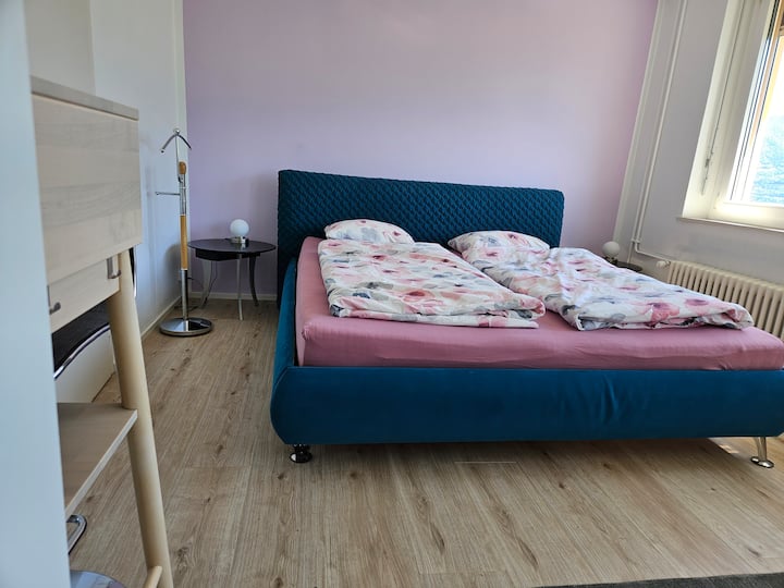 Спална соба со брачен кревет (2 одделни душеци, секој 90 x 200); побарајте креветче однапред; се чува во плакарот во ходникот (со задоволство ќе го поставиме и ние). Донесете сопствено ќебе). Биро за стоење со висок стол, за мали канцелариски потреби! 