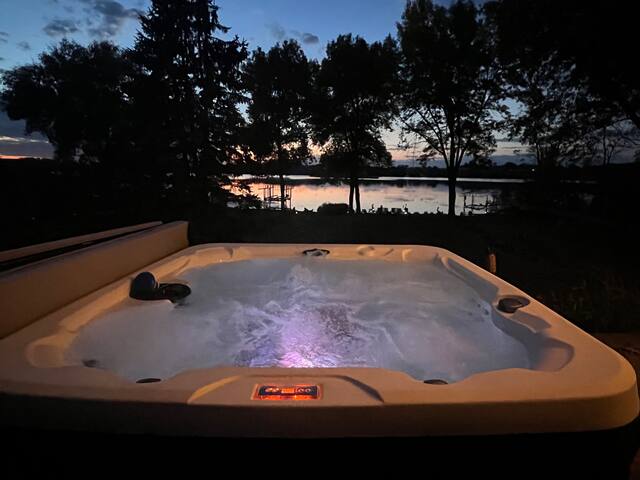 Lake cabin;hot tub, sandy beach, games, space, fun gallery image 2