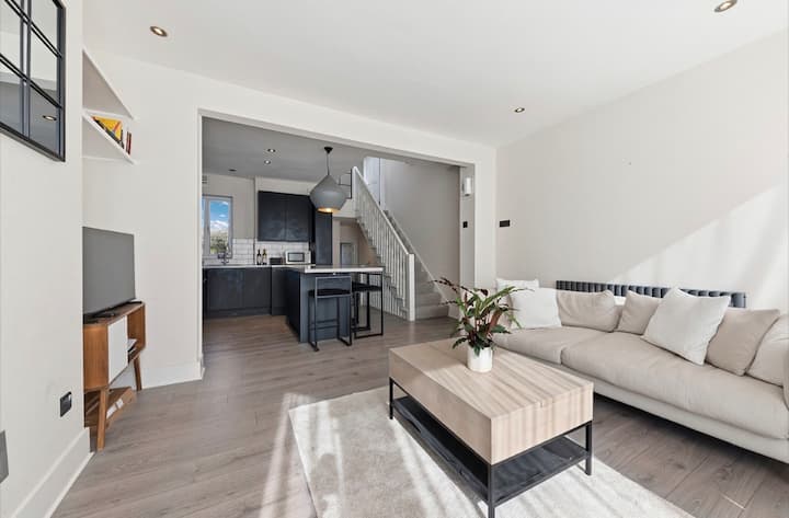 Split Level 2 Bed Flat In Heart Of Nw London - Harrow