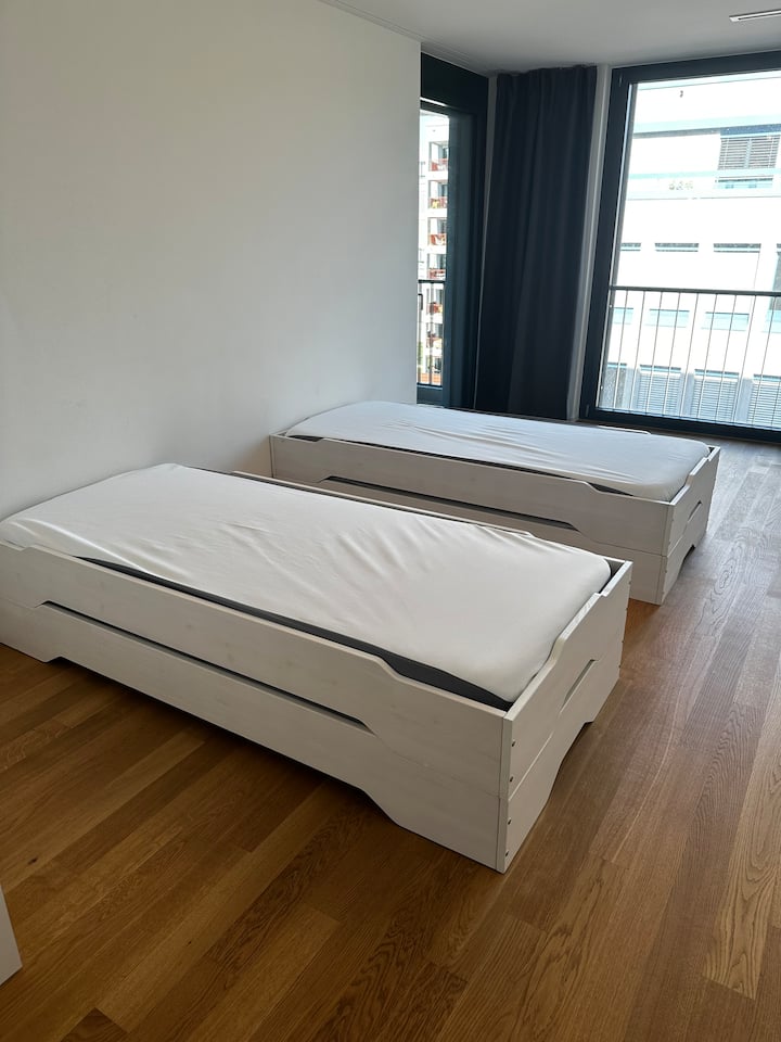 4 أسرّة مفردة (90 × 200 سم)