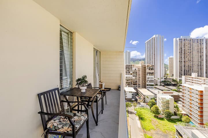 Downtown Waikiki, Beach, Breeze, Ocean Views. - Honolulu