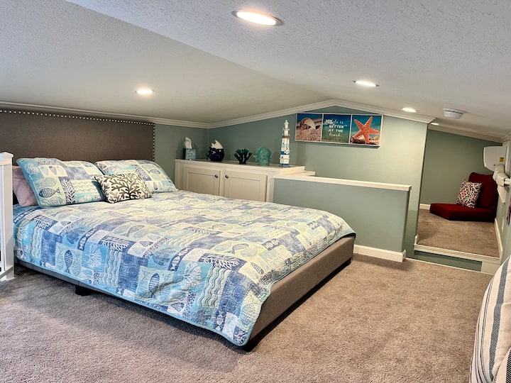 تحتوي الشقة العلوية على سرير كوين مريح، مما يوفر ملاذًا مريحًا.