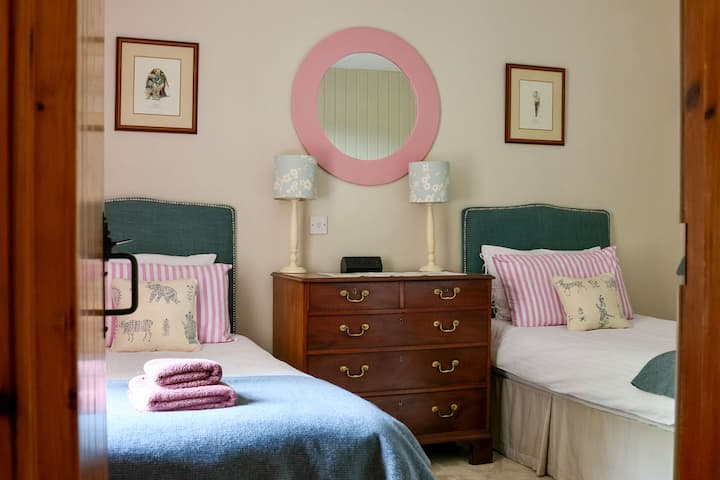 dhomë gjumi dyshe me dush me lavaman dhe dush.