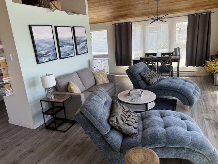 Comfy chaises to watch the ocean from!