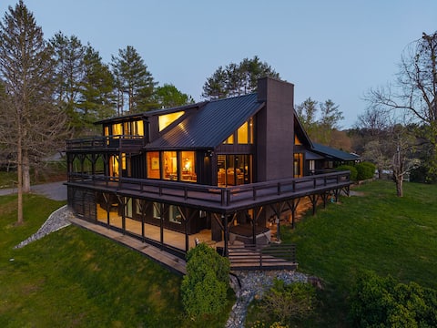 Top Airbnb: The Grand Lodge with HOT TUB in Etowah