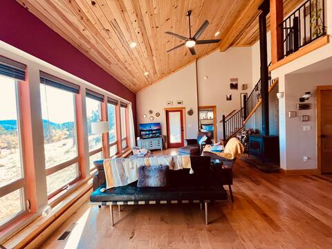 Luxury Nature Retreat: Stunning Views, Quiet Bliss