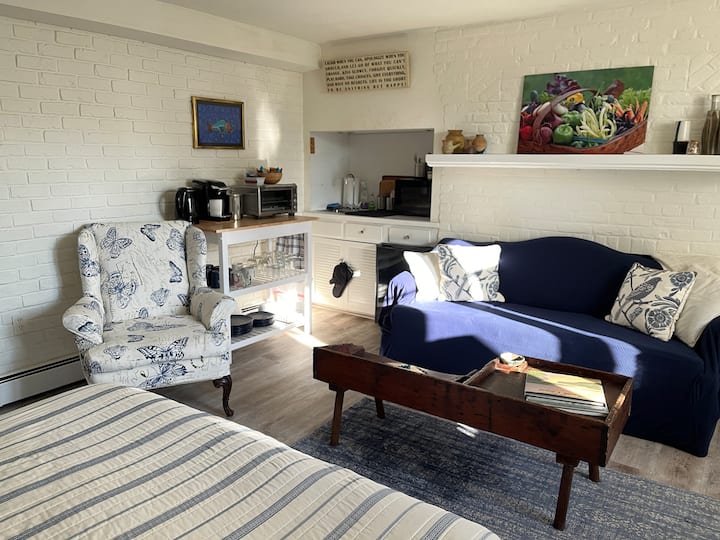 Quiet Padanaram Apartment; Short Walk To Harbor - New Bedford, MA