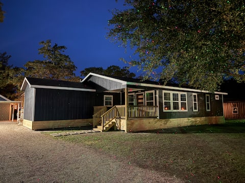 The Sunset Cottage~5 bedrooms (3 1/2 baths)