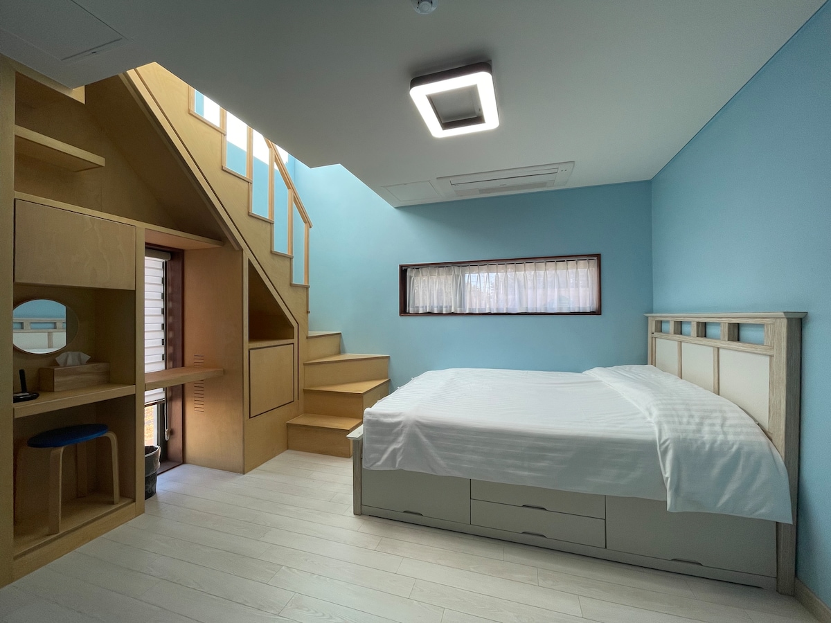 Тази стая е красива стая с кръгла вана с плочки ~ Зимно 
спално бельо