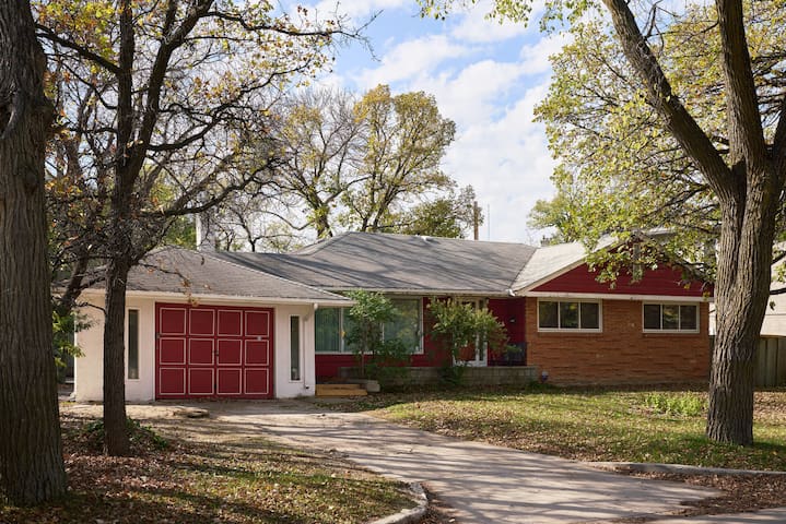 Corydon + Parking | Walkable Spacious 3BR