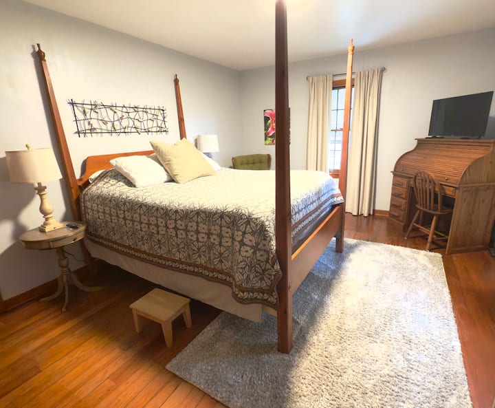 The Pamela- Queen size bed, walk in closet and large dresser, rolling desk with art supplies for kiddos, recliner, Roku TV