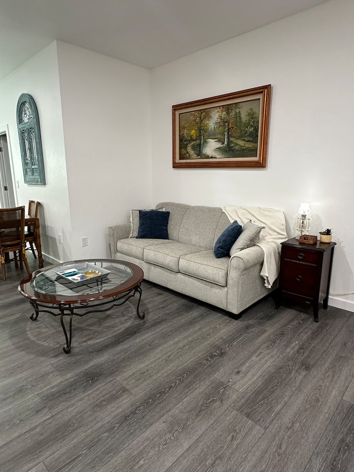 Designer Redwood Studio • King Bed + Kitchen - Crescent City, CA