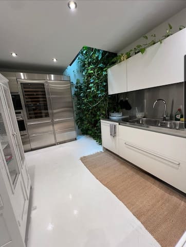 Stunning 3 Bed Townhouse in the heart of Mayfair gallery image 5