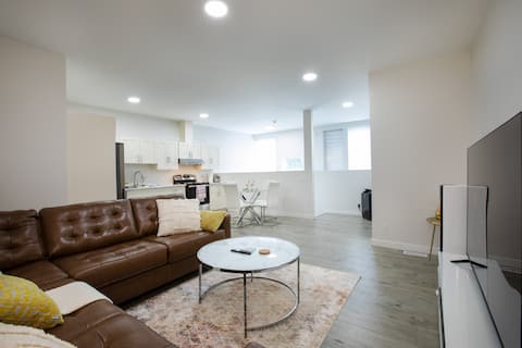 Top Airbnb: 2 Bedrooms suite + Sofa bed + Free Parking in Winnipeg