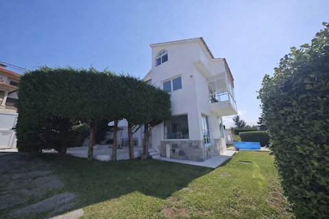Monteferro, Nigrán, villa with estate
