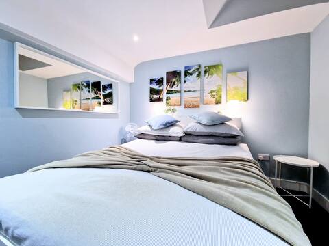 Deluxe Room with king bed, breakfast & snacks!